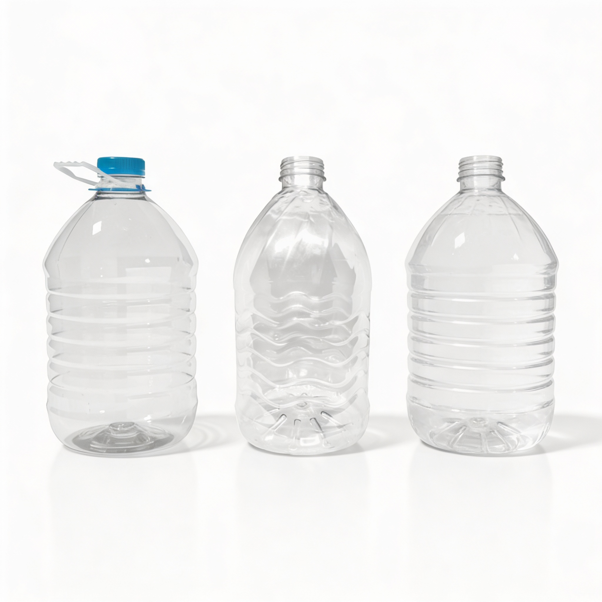 Diversos modelos de garrafas PET em estúdio